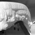Schneelast auf Hausdach, Weissenberge, Kanton Glarus, Schweiz Foto: Anita und Andres Zimmermann